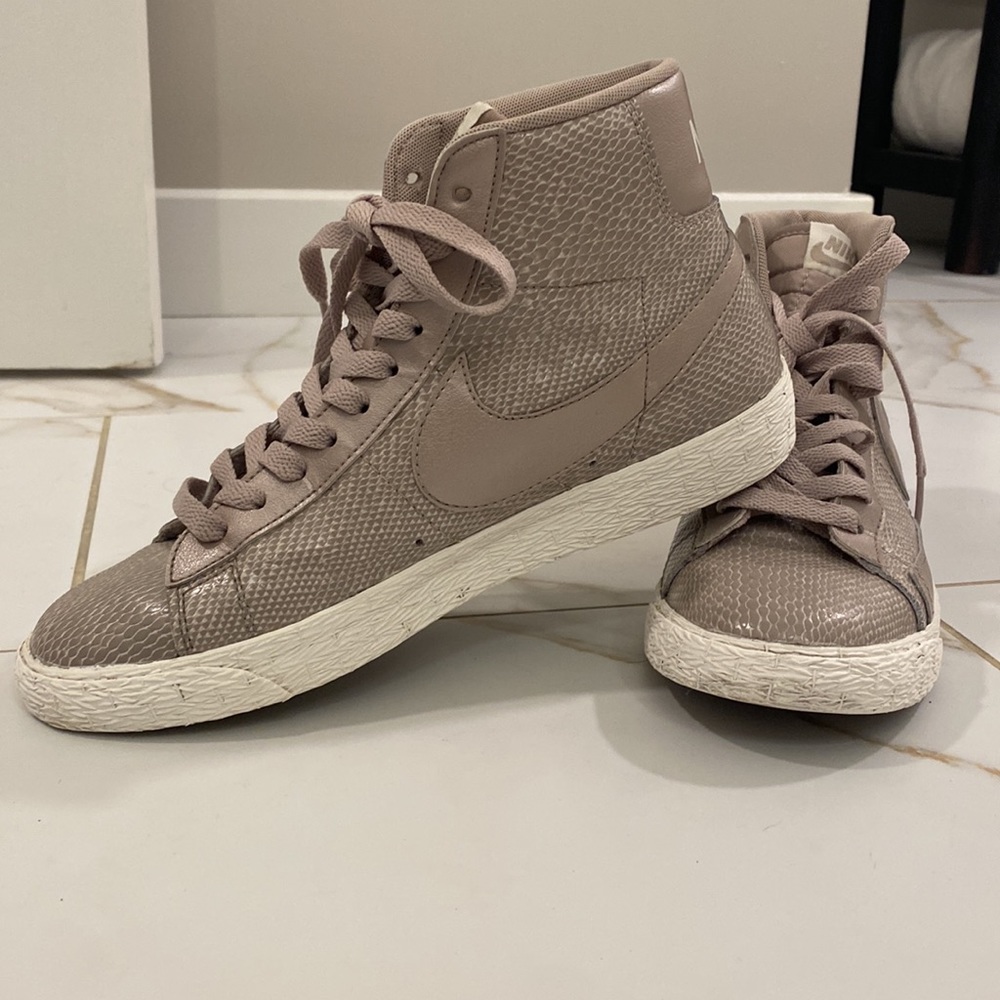 NIKE BLAZER